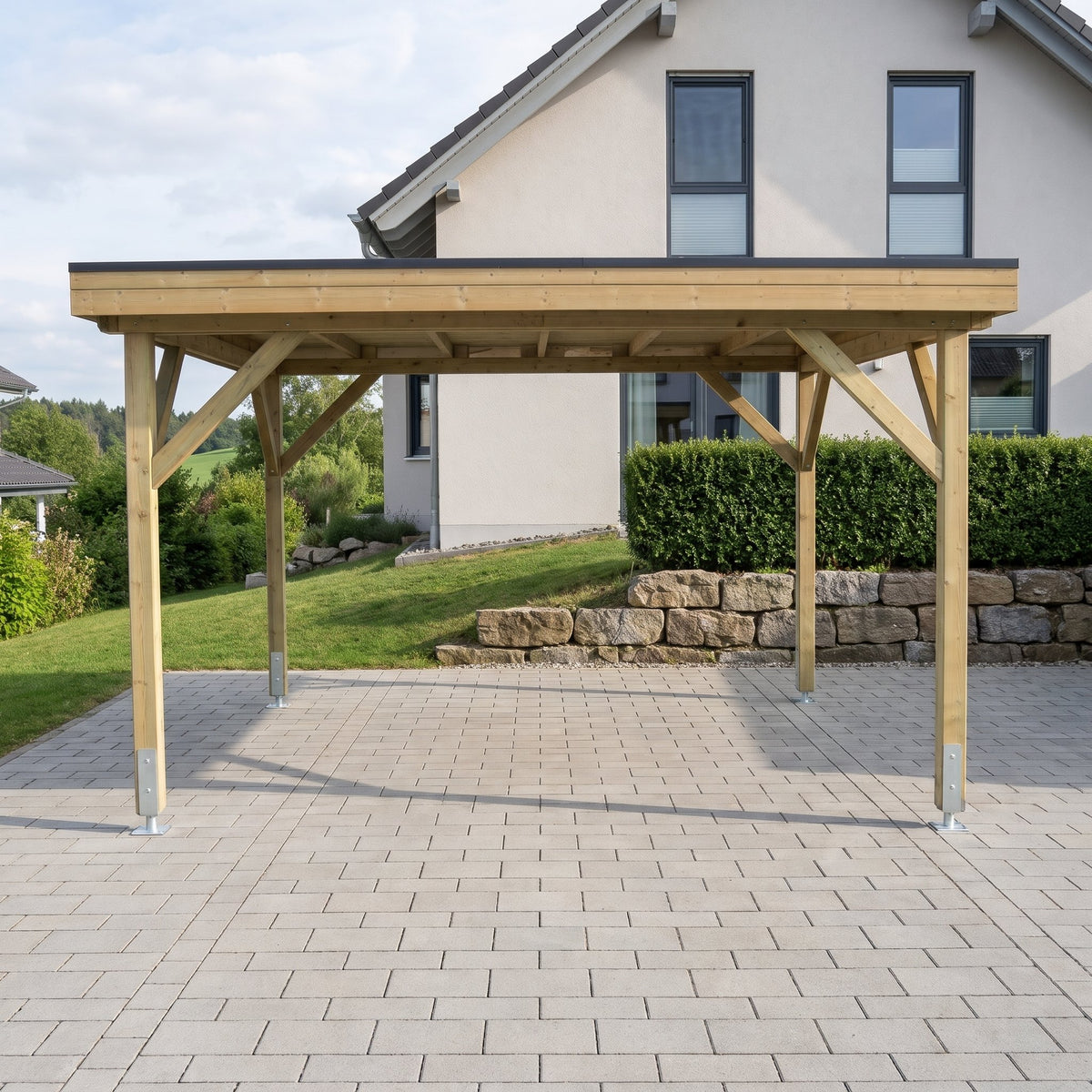 Einzelcarport Amecke aus Holz mit Holzblende und Flachdach auf einer gepflasterten Einfahrt vor einem Einfamilienhaus