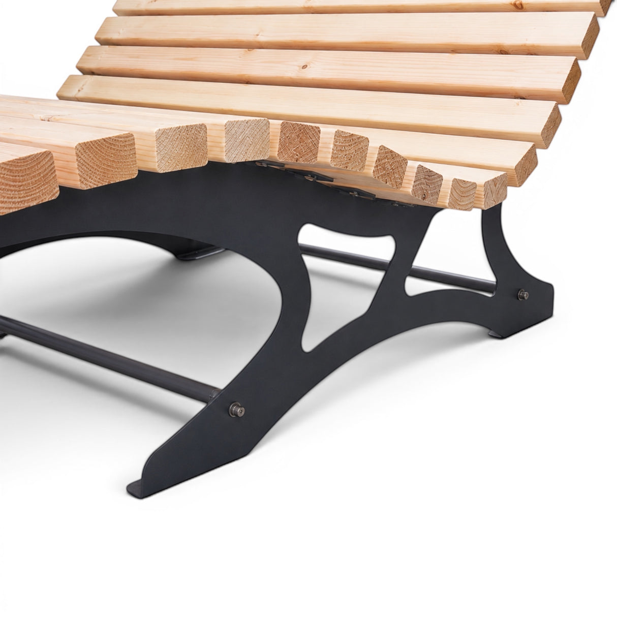Gartenholz.org Waldsofa Sonnenpfad aus Douglasienholz mit schwarzem Metallgestell in geschwungener Liegeform