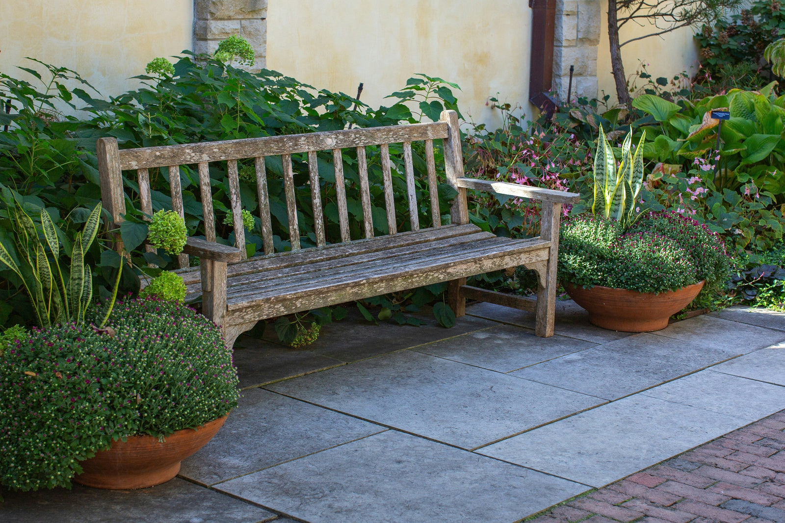 Gartengestaltung mit Holz-Gartenmöbeln – Stilvoll & langlebig mit 10 Jahren Garantie
