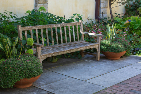 Gartengestaltung mit Holz-Gartenmöbeln – Stilvoll & langlebig mit 10 Jahren Garantie