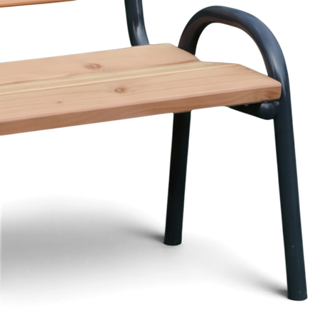 Geschwungene Armlehne aus Stahlrohr unter der Sitzfläche der Gartenbank im Detail