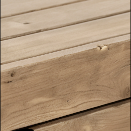 Sitzfläche und oberste Bohle der Kastenbank mit Maserung in Nahaufnahme