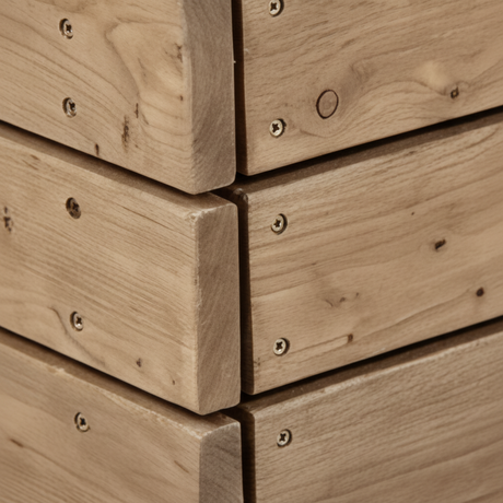 Ecke der Holzbank mit verschraubten Bohlen und Ästen im Detail