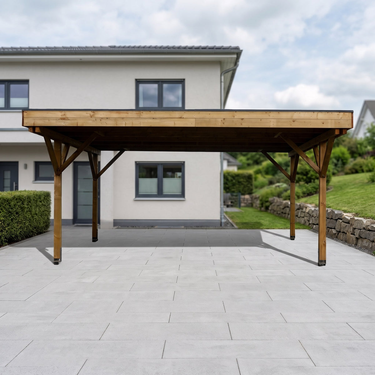Frontansicht des Doppelcarports Amecke aus Holz auf einer gepflasterten Einfahrt mit Natursteinmauer
