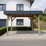 Einzelcarport Amecke Premium aus Holz mit anthrazitfarbener Dachblende in einer Einfahrt vor weißem Einfamilienhaus