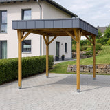 Einzelcarport Arnsberg Premium aus Holz mit anthrazitfarbener Dachblende auf einer gepflasterten Einfahrt