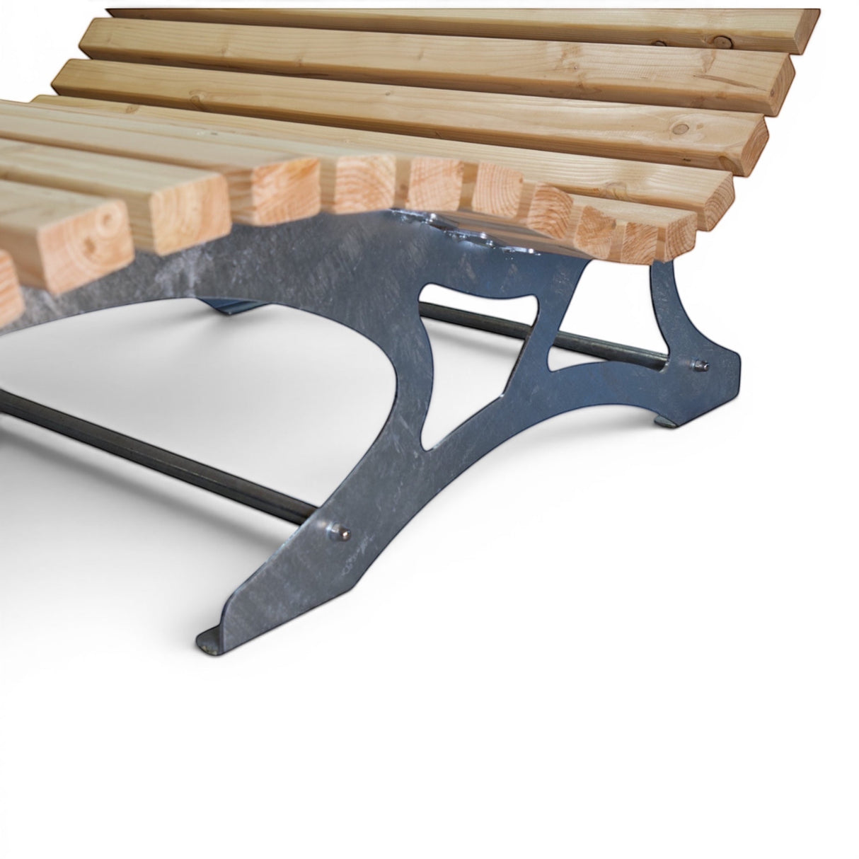 Gartenholz.org Waldsofa Sonnenpfad, natural Douglas fir wood slats with a curved metal base, outdoor bench.