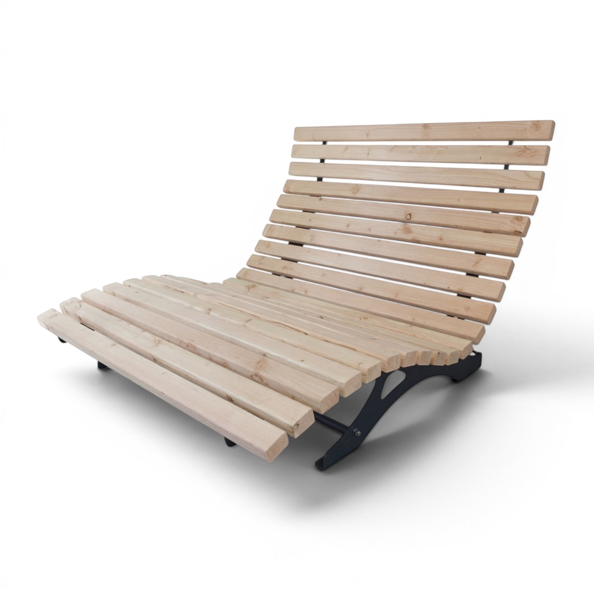 Gartenholz.org natural Douglasie wood lounger with curved design and black metal base. Perfect for outdoor relaxation.