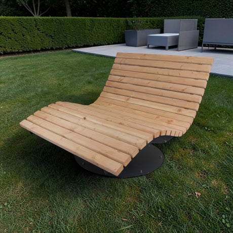 Gartenholz.org natural Douglas fir wood lounger with 360 swivel base, curved design for outdoor relaxation.